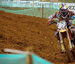 爱游戏体育-足球赛场焦点！英格兰队对阵日本队，爆冷逆转，黑马强势击败劲敌