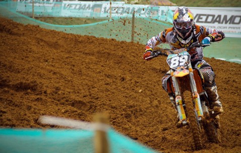 爱游戏体育-足球赛场焦点！英格兰队对阵日本队，爆冷逆转，黑马强势击败劲敌